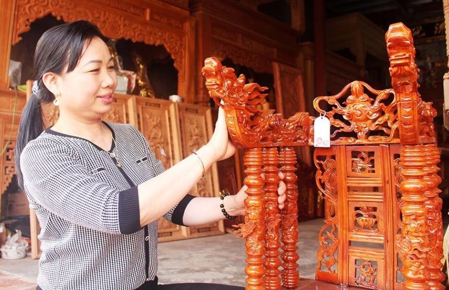 Ứng dụng công nghệ, trang thiết bị máy móc hiện đại vào sản xuất giúp các sản phẩm đồ gỗ mỹ nghệ của Cơ sở sản xuất đồ gỗ Tươi Thuấn (Yên Lạc) luôn đứng vững trên thị trường.