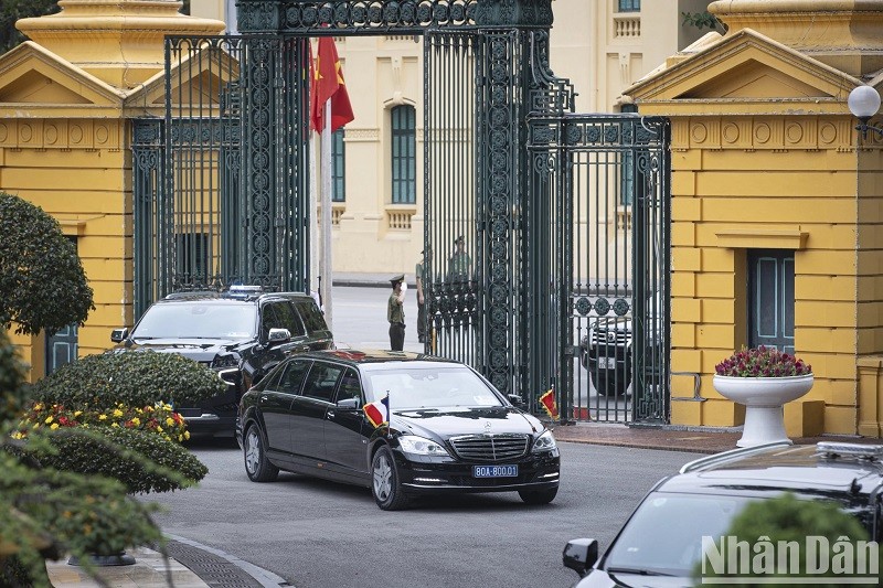 Đoàn xe chở Tổng thống Pháp tiến vào Phủ Chủ tịch. Đoàn xe chở Tổng thống Pháp tiến vào Phủ Chủ tịch.