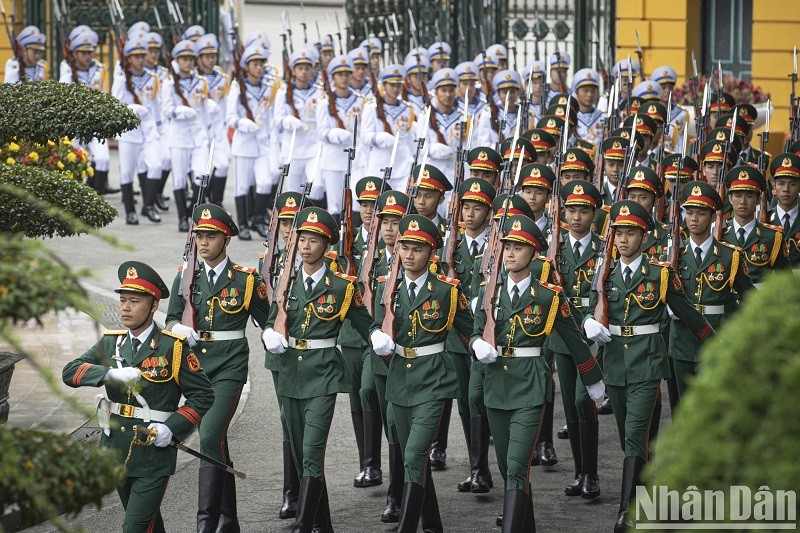Đoàn quân nhạc Quân đội nhân dân Việt Nam tại lễ đón. Đoàn quân nhạc Quân đội nhân dân Việt Nam tại lễ đón.