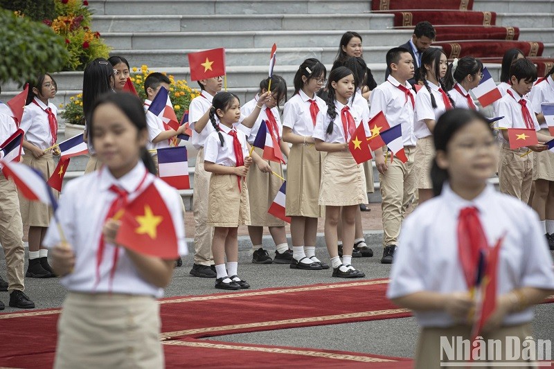 Thiếu nhi Thủ đô chào đón Tổng thống Pháp Emmanuel Macron. Thiếu nhi Thủ đô chào đón Tổng thống Pháp Emmanuel Macron.