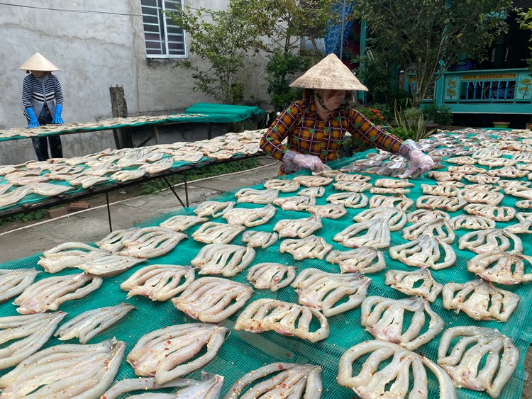Nhộn nhịp làng nghề khô cá lóc phục vụ Tết