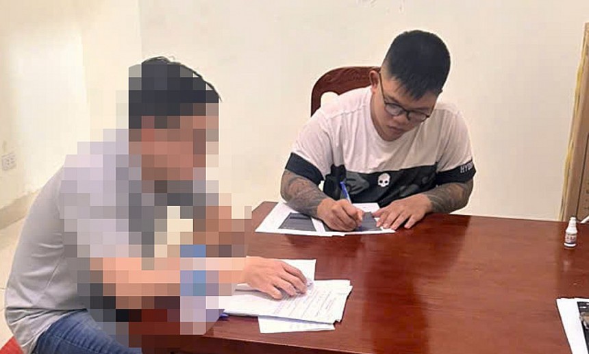 Đối tượng Nguyễn Tiến Đạt đối tượng có hành vi rủ rê, lôi kéo và đang chuẩn bị đưa người xuất cảnh trái phép sang Campuchia Đối tượng Nguyễn Tiến Đạt đối tượng có hành vi rủ rê, lôi kéo và đang chuẩn bị đưa người xuất cảnh trái phép sang Campuchia