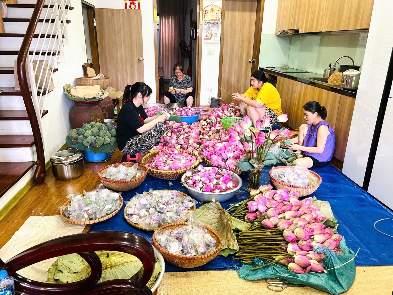 Nghệ nhân tại Quảng An tỉ mỉ ướp từng bông sen