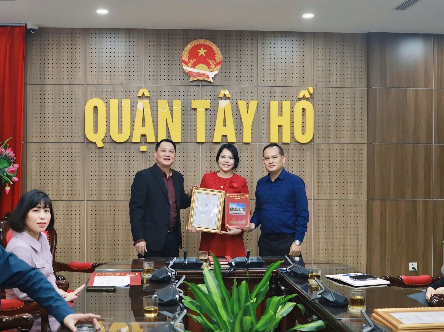 UBND Quận Tây Hồ trao giấy chứng nhận sản phẩm OCOP 3 sao cho HTX Trà Sen Quảng An Hương Thuỷ