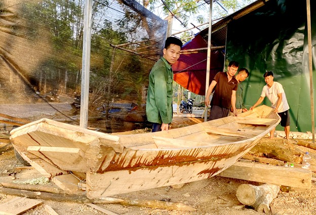 Đóng thuyền gỗ truyền thống của người Tày Hà Giang