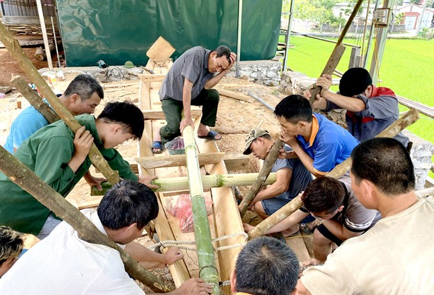 Quá trình đóng thuyền của người dân thôn Tân Tiến đòi hỏi sự cầu kỳ, cẩn thận. Quá trình đóng thuyền của người dân thôn Tân Tiến đòi hỏi sự cầu kỳ, cẩn thận.