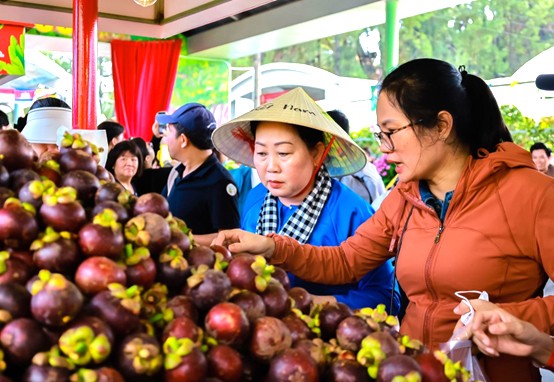 Trái cây đặc sản thu hút rất đông du khách đến mua Trái cây đặc sản thu hút rất đông du khách đến mua