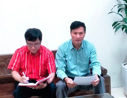 Ông Trần Văn Tiến (bên phải) Bí thư Đảng ủy xã Tiên Phong và Phóng viên. Ông Trần Văn Tiến (bên phải) Bí thư Đảng ủy xã Tiên Phong và Phóng viên.