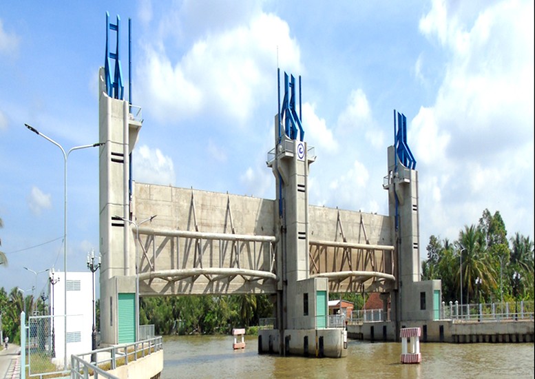 Cống ngăn mặn Rạch Gầm, huyện Châu Thành, tỉnh Tiền Giang giúp ngăn nước mặn từ sông Tiền không xâm nhập và trữ ngọt bên trong, phục vụ đời sống và sản xuất của người dân Cống ngăn mặn Rạch Gầm, huyện Châu Thành, tỉnh Tiền Giang giúp ngăn nước mặn từ sông Tiền không xâm nhập và trữ ngọt bên trong, phục vụ đời sống và sản xuất của người dân