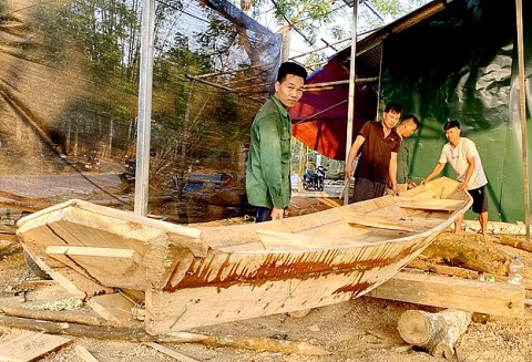Đóng thuyền gỗ truyền thống của người Tày Hà Giang