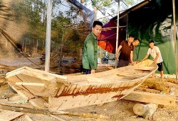 Đóng thuyền gỗ truyền thống của người Tày Hà Giang