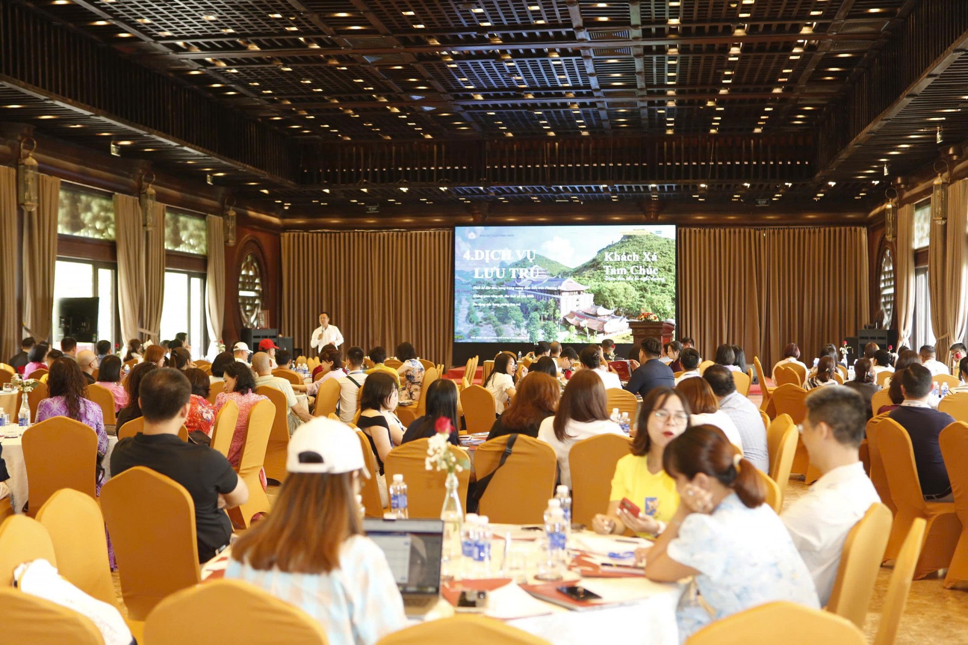 Tọa đàm: “Tam Chúc - Sản phẩm du lịch trong kỷ nguyên bão hòa” Tọa đàm: “Tam Chúc - Sản phẩm du lịch trong kỷ nguyên bão hòa”