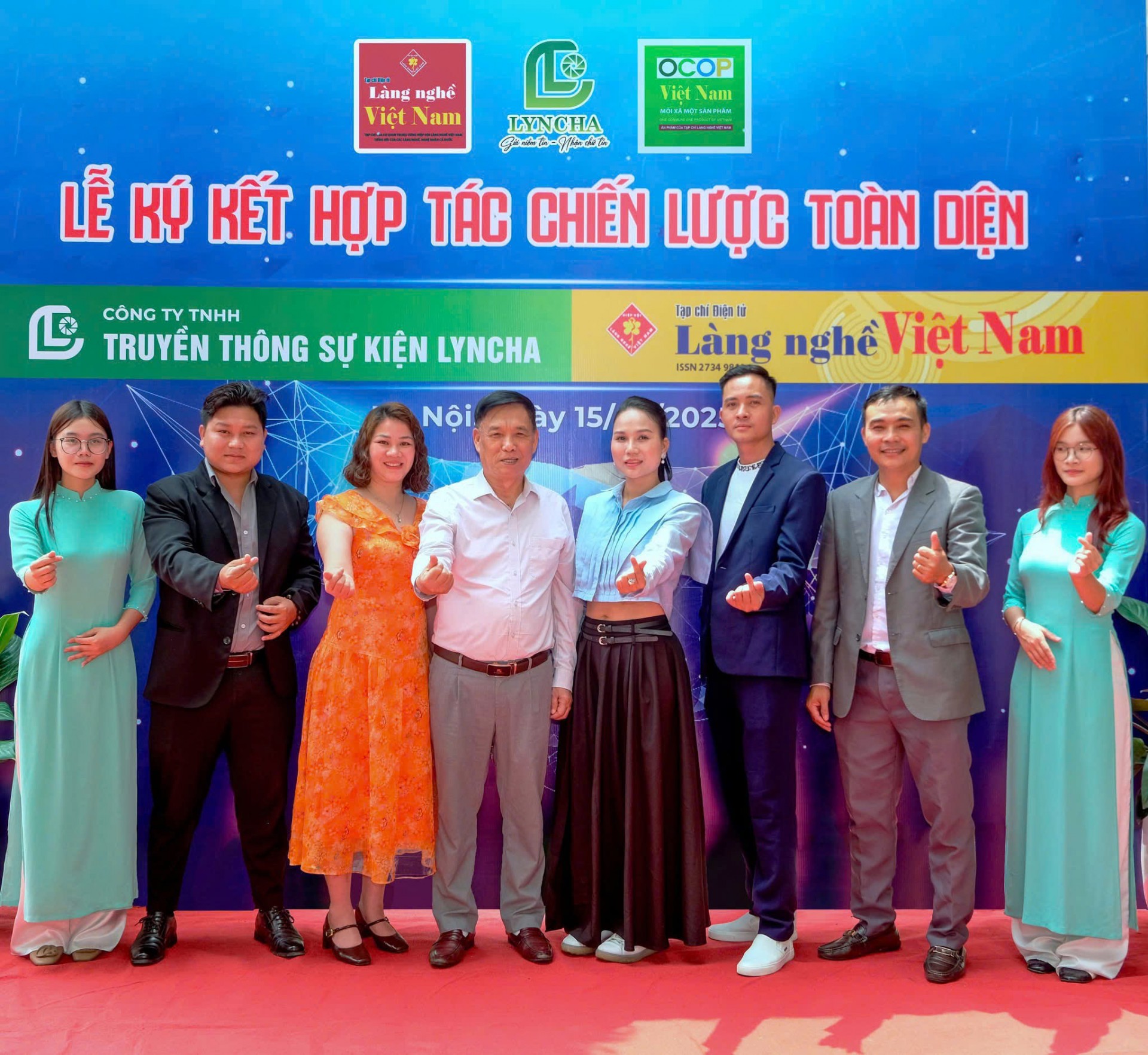 Lễ ký kết hợp tác chiến lược toàn diện giữa công ty TNHH truyền thông sự kiện LYNCHA và Tạp chí Làng nghề Việt Nam Lễ ký kết hợp tác chiến lược toàn diện giữa công ty TNHH truyền thông sự kiện LYNCHA và Tạp chí Làng nghề Việt Nam