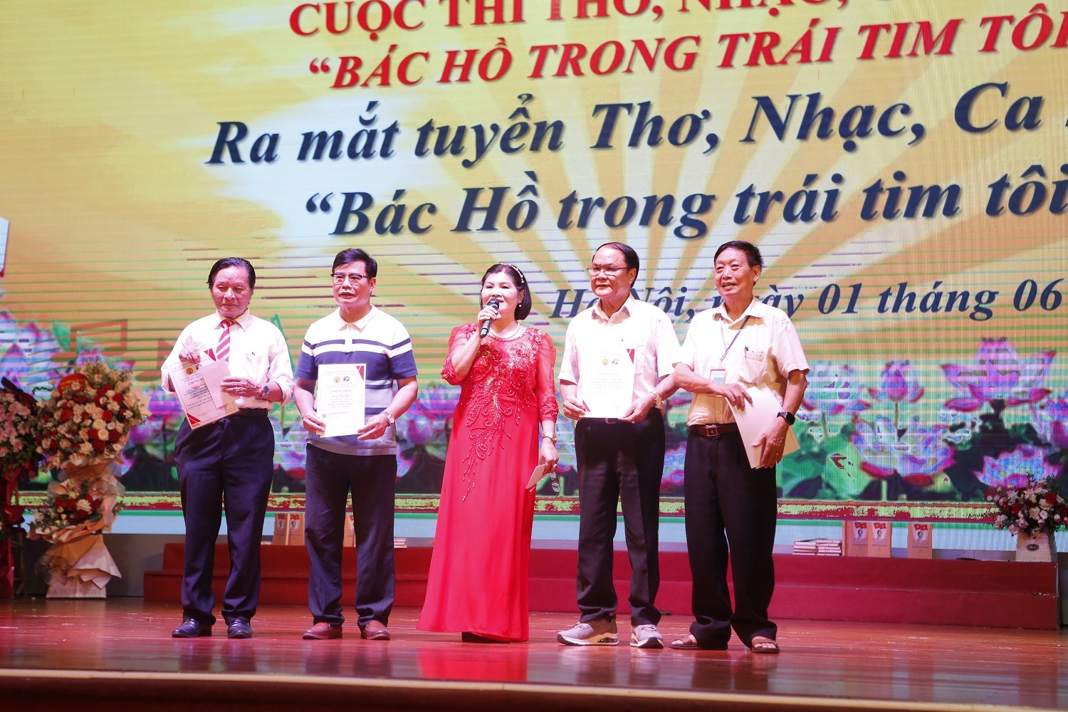 Ra mắt tập thơ “Bác Hồ trong trái tim tôi” Ra mắt tập thơ “Bác Hồ trong trái tim tôi”