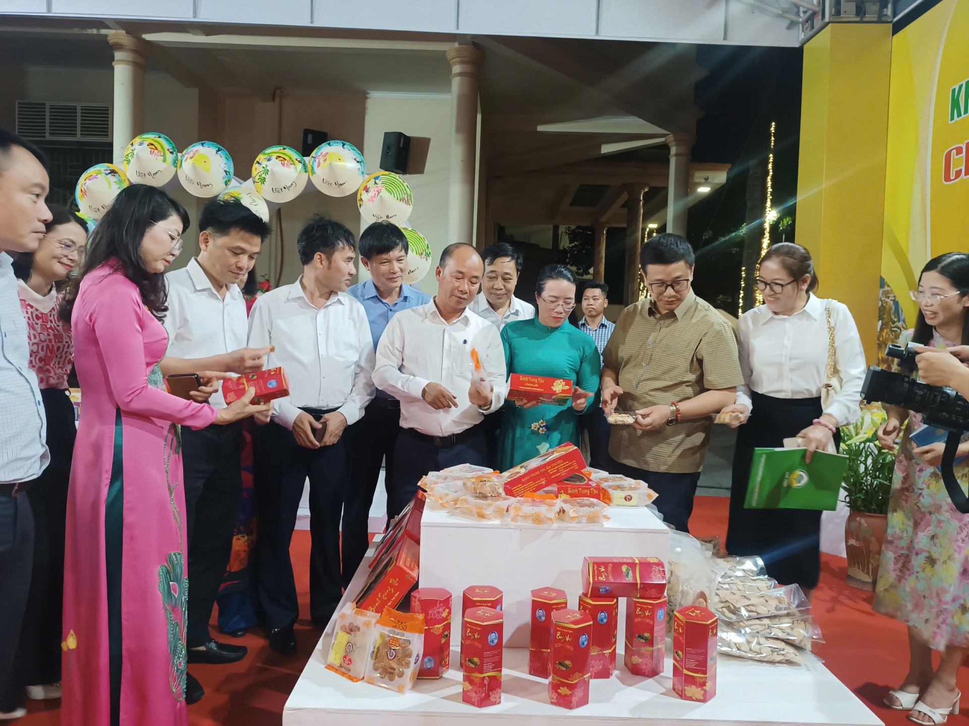 Hà Nội khai mạc sự kiện quảng bá sản phẩm OCOP và bản sắc văn hóa miền Trung, Tây Nguyên Hà Nội khai mạc sự kiện quảng bá sản phẩm OCOP và bản sắc văn hóa miền Trung, Tây Nguyên