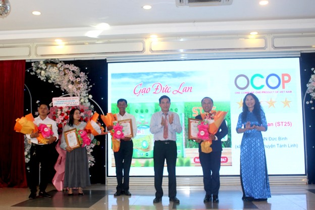 Lãnh đạo Sở Nông nghiệp và Môi trường, Chi Cục Chất lượng nông sản và PTNT tỉnh trao chứng nhận cho các chủ thể Lãnh đạo Sở Nông nghiệp và Môi trường, Chi Cục Chất lượng nông sản và PTNT tỉnh trao chứng nhận cho các chủ thể