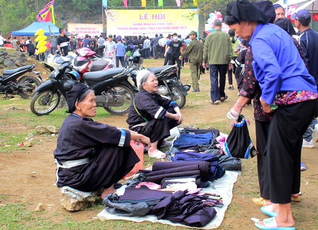 Vài chàm được người dân bán tại tại lễ hội. Vài chàm được người dân bán tại tại lễ hội.