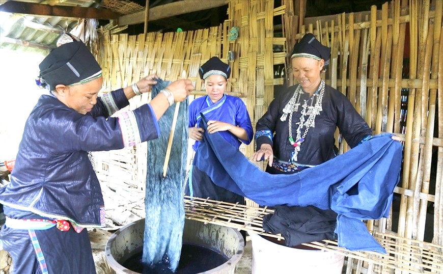 Cao Bằng: Nghề nhuộm vải chàm của người Nùng An