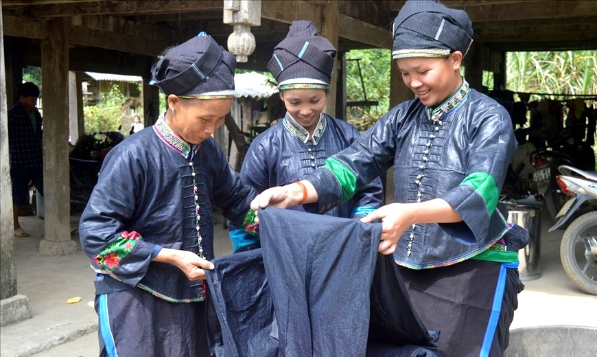 Niềm vui bên sản phẩm vải chàm. Niềm vui bên sản phẩm vải chàm.