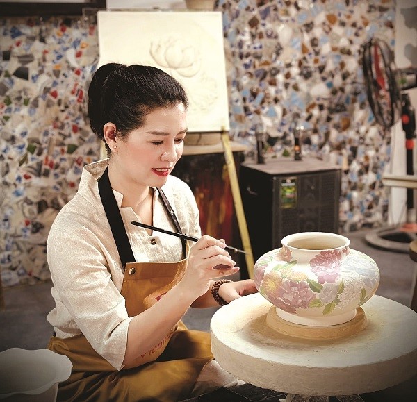 Bà Vũ Như Quỳnh, một nghệ nhân trẻ của làng nghề gốm sứ Bát Tràng