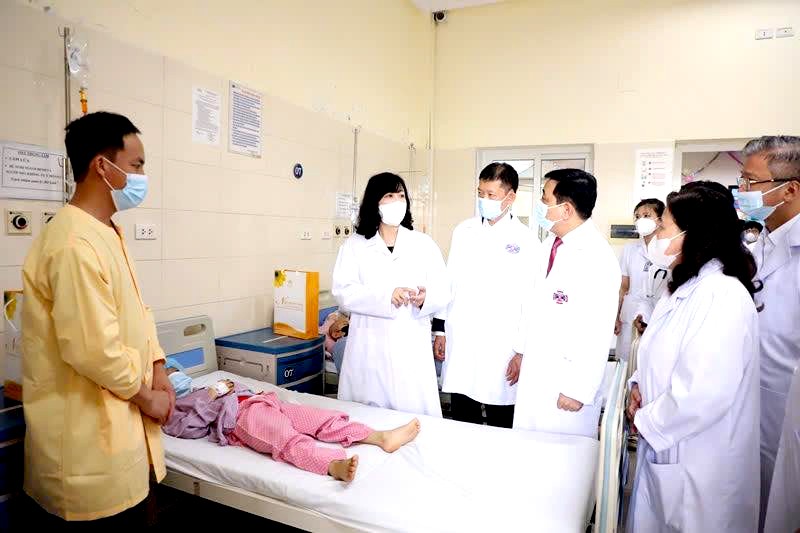 Bộ trưởng Bộ Y tế Đào Hồng Lan ân cần, thăm hỏi sức khỏe bệnh nhi và người nhà bệnh nhi