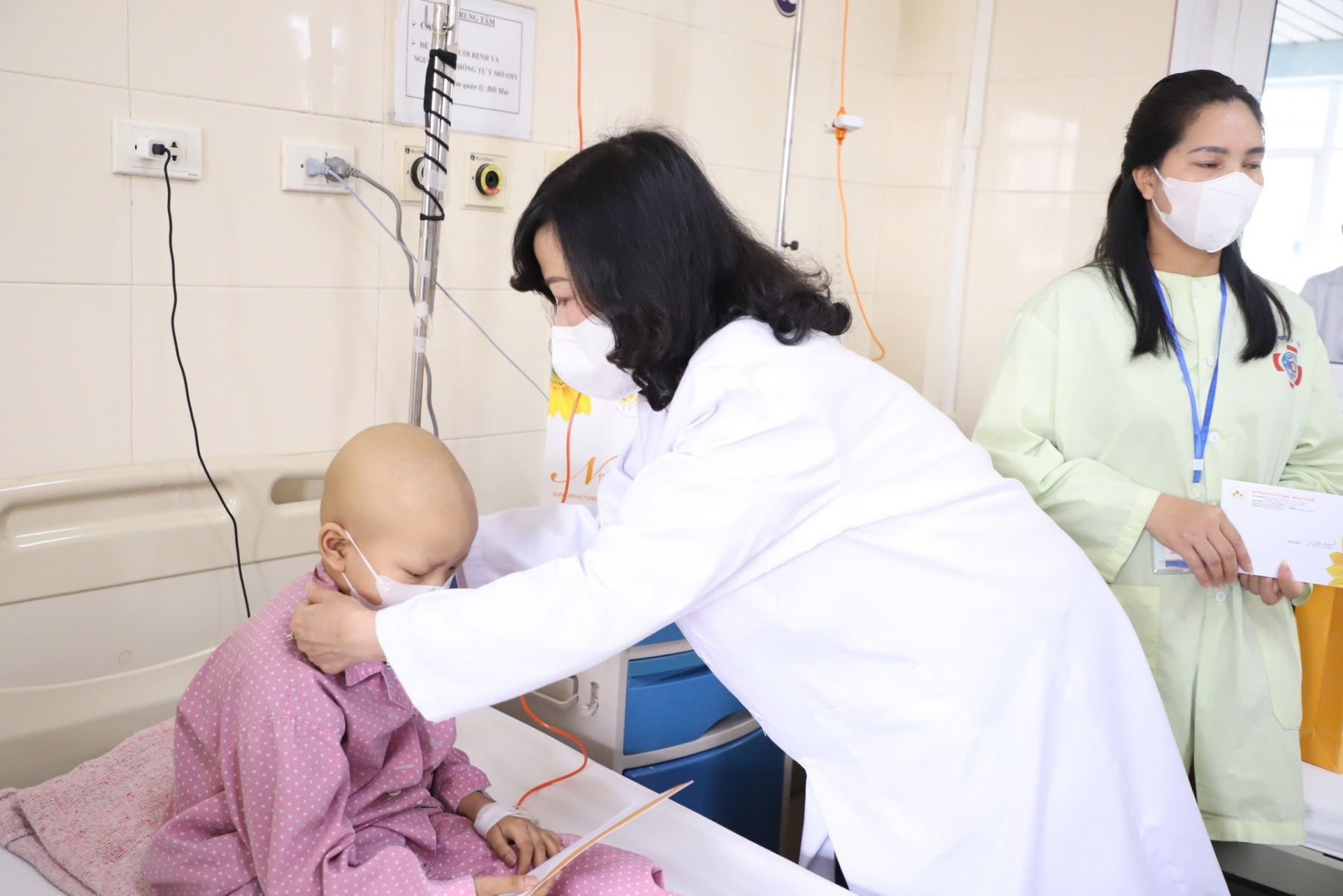 Bộ trưởng Bộ Y tế Đào Hồng Lan trao tặng suất quà tới các bệnh nhi