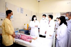 Bộ trưởng Bộ Y tế Đào Hồng Lan thăm và tặng quà các bệnh nhi tại Bệnh viện K nhân dịp Quốc tế Thiếu nhi