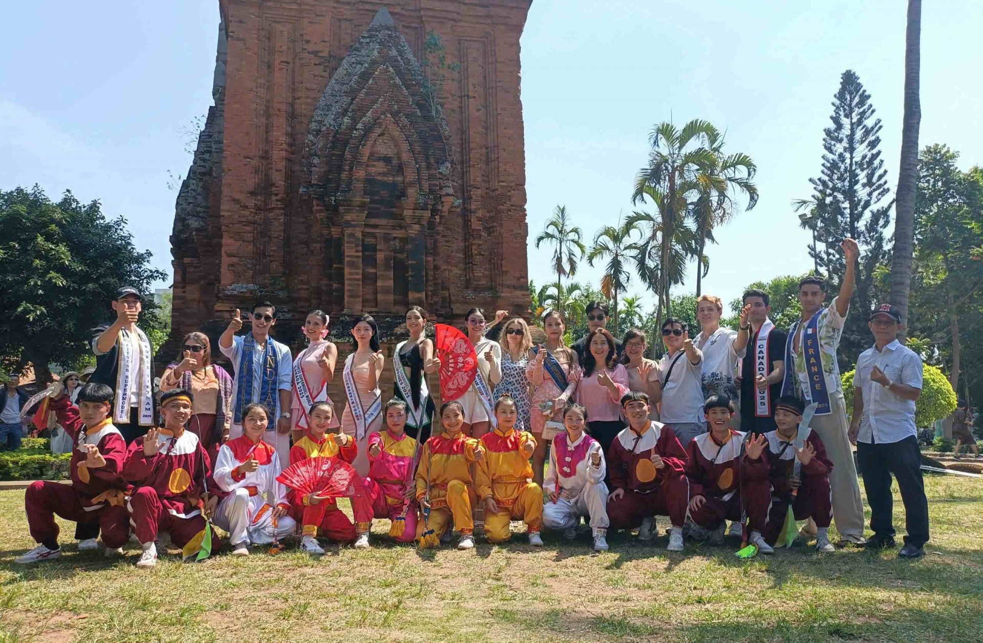Hoa hậu và Nam vương siêu mẫu thể hình Thế giới trải nghiệm du lịch tàu hỏa Bình Định Hoa hậu và Nam vương siêu mẫu thể hình Thế giới trải nghiệm du lịch tàu hỏa Bình Định