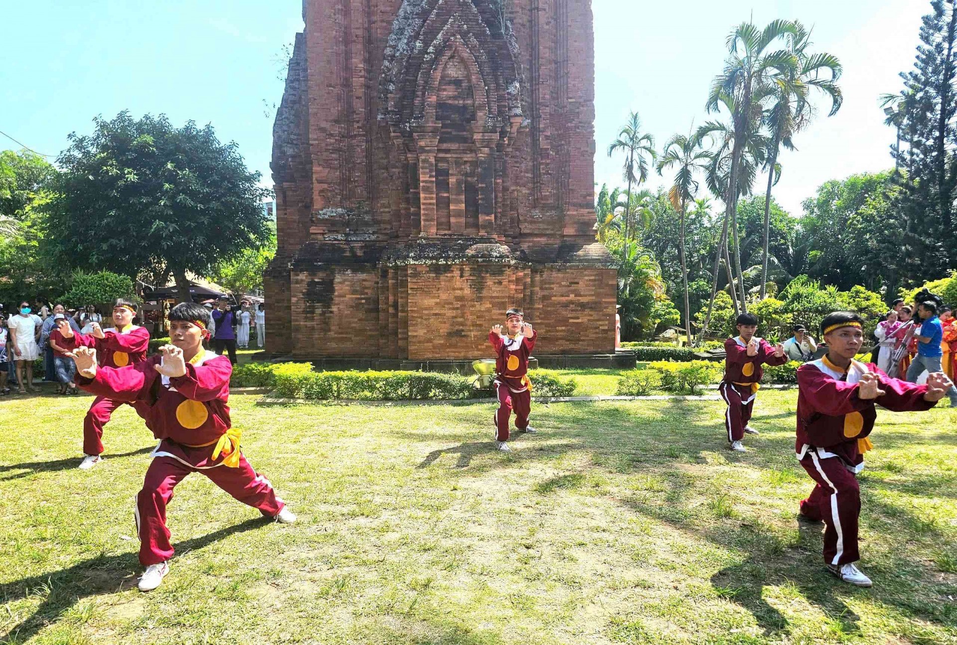 Hoa hậu và Nam vương siêu mẫu thể hình Thế giới trải nghiệm du lịch tàu hỏa Bình Định Hoa hậu và Nam vương siêu mẫu thể hình Thế giới trải nghiệm du lịch tàu hỏa Bình Định