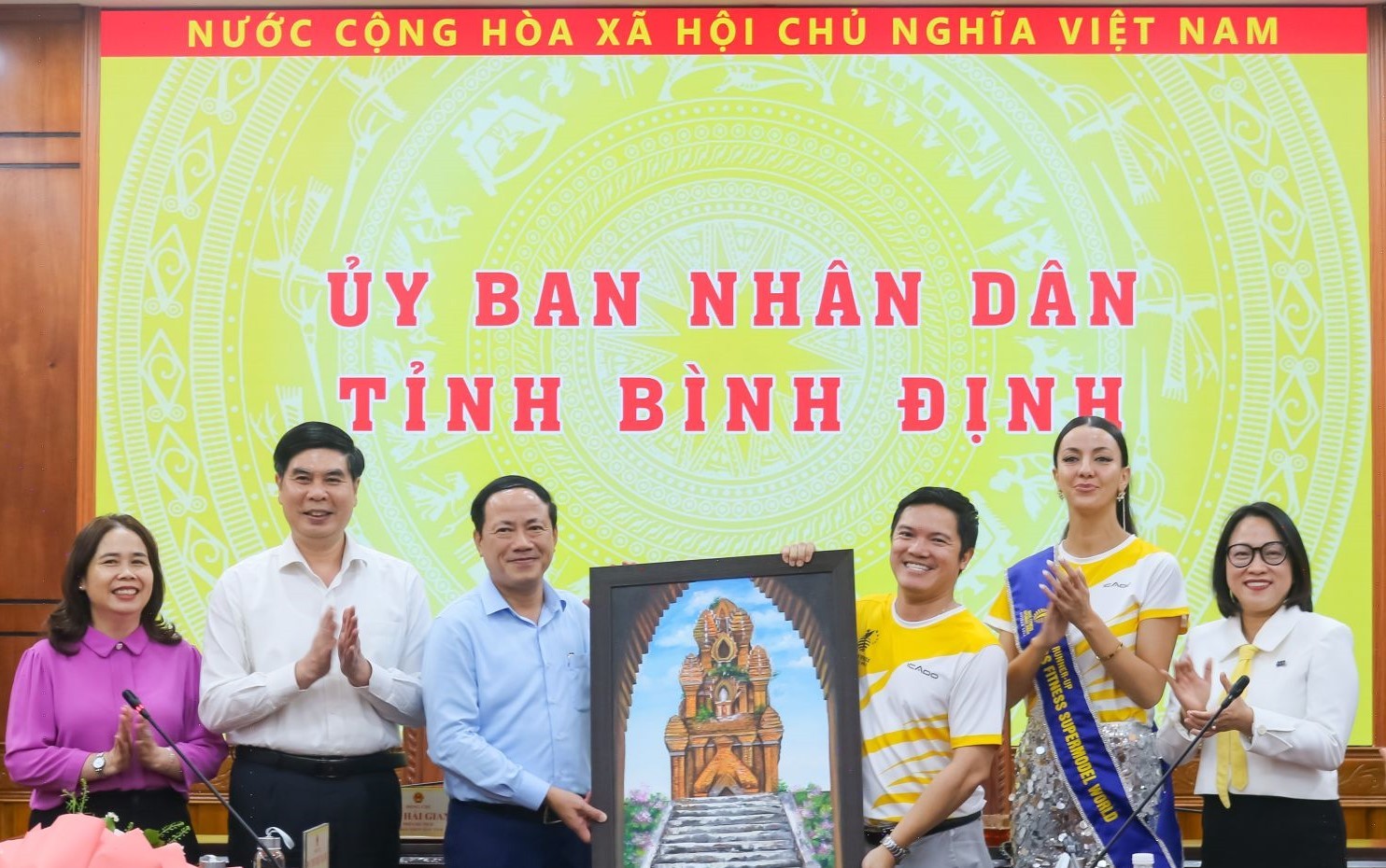 Lãnh đạo tỉnh Bình Định gặp mặt Hoa hậu và Nam vương siêu mẫu thể hình Thế giới 2025 Lãnh đạo tỉnh Bình Định gặp mặt Hoa hậu và Nam vương siêu mẫu thể hình Thế giới 2025
