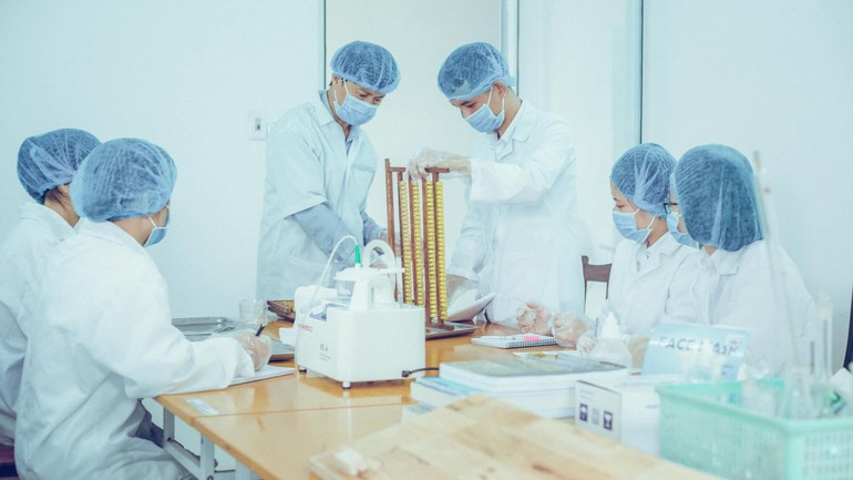 Phó Giáo sư, Tiến sĩ Phạm Hồng Thái, Giám đốc Trung tâm Nghiên cứu Ong và Nuôi ong Nhiệt đới hướng dẫn trong phòng thí nghiệm. Ảnh: Học viện Nông nghiệp Việt Nam. Phó Giáo sư, Tiến sĩ Phạm Hồng Thái, Giám đốc Trung tâm Nghiên cứu Ong và Nuôi ong Nhiệt đới hướng dẫn trong phòng thí nghiệm. Ảnh: Học viện Nông nghiệp Việt Nam.