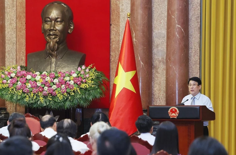 Chủ tịch nước Lương Cường nói chuyện với các nghệ nhân làng nghề tiêu biểu toàn quốc. (Ảnh: Lâm Khánh/TTXVN) Chủ tịch nước Lương Cường nói chuyện với các nghệ nhân làng nghề tiêu biểu toàn quốc. (Ảnh: Lâm Khánh/TTXVN)