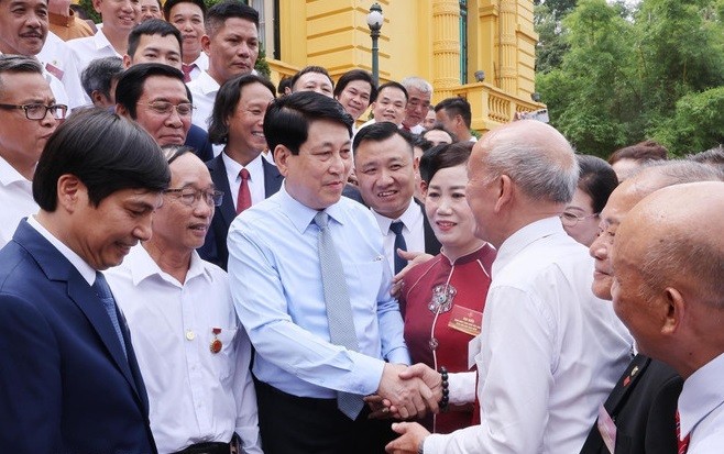 Chủ tịch nước Lương Cường với các nghệ nhân làng nghề tiêu biểu toàn quốc. (Ảnh: Lâm Khánh/TTXVN) Chủ tịch nước Lương Cường với các nghệ nhân làng nghề tiêu biểu toàn quốc. (Ảnh: Lâm Khánh/TTXVN)