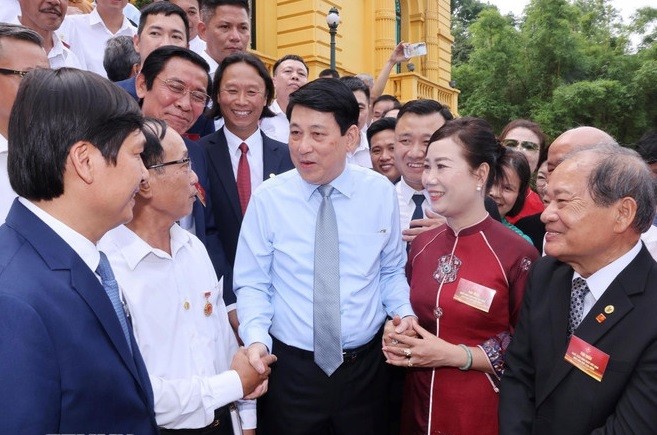Chủ tịch nước Lương Cường với các nghệ nhân làng nghề tiêu biểu toàn quốc. (Ảnh: Lâm Khánh/TTXVN) Chủ tịch nước Lương Cường với các nghệ nhân làng nghề tiêu biểu toàn quốc. (Ảnh: Lâm Khánh/TTXVN)