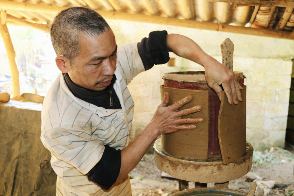 Nghề làm ngói đất nung xóm Lũng Rì, xã Tự Do (Quảng Hòa) cho thu nhập bình quân trên 62,5 triệu đồng/hộ/năm. Nghề làm ngói đất nung xóm Lũng Rì, xã Tự Do (Quảng Hòa) cho thu nhập bình quân trên 62,5 triệu đồng/hộ/năm.