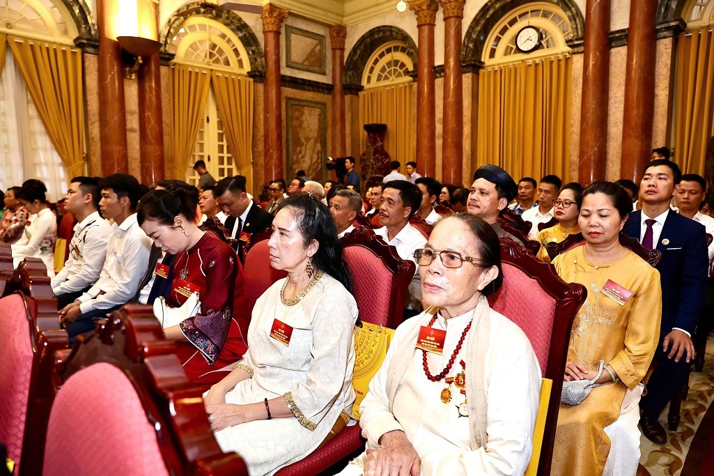 Chủ tịch nước Lương Cường gặp mặt nghệ nhân làng nghề tiêu biểu toàn quốc