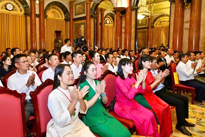 Chủ tịch nước Lương Cường gặp mặt nghệ nhân làng nghề tiêu biểu toàn quốc