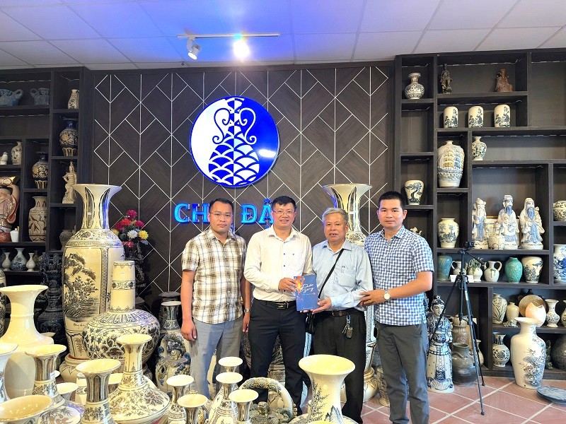 Nhà báo Đinh Văn Bình - Trưởng phòng Phóng viên Tạp chí Làng nghề Việt Nam thăm cơ sở sản xuất gốm sứ Chu Đậu và tặng nghệ nhân Nguyễn Văn Lưu - Giám đốc Công ty Cổ phần gốm sứ Chu Đậu tập thơ “Đuốc Sáng” kỷ niệm 100 năm Báo chí Cách mạng Việt Nam