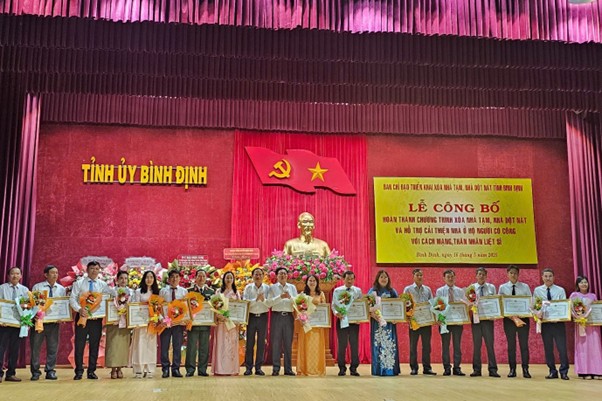 Bí thư Tỉnh uỷ Bình Định Hồ Quốc Dũng và Chủ tịch UBND tỉnh Bình Định Phạm Anh Tuấn tặng Bằng khen và trao hoa chúc mừng các tập thể, cá nhân đã có thành tích xuất sắc, tiêu biểu trong triển khai hỗ trợ xóa nhà tạm, nhà dột nát Bí thư Tỉnh uỷ Bình Định Hồ Quốc Dũng và Chủ tịch UBND tỉnh Bình Định Phạm Anh Tuấn tặng Bằng khen và trao hoa chúc mừng các tập thể, cá nhân đã có thành tích xuất sắc, tiêu biểu trong triển khai hỗ trợ xóa nhà tạm, nhà dột nát