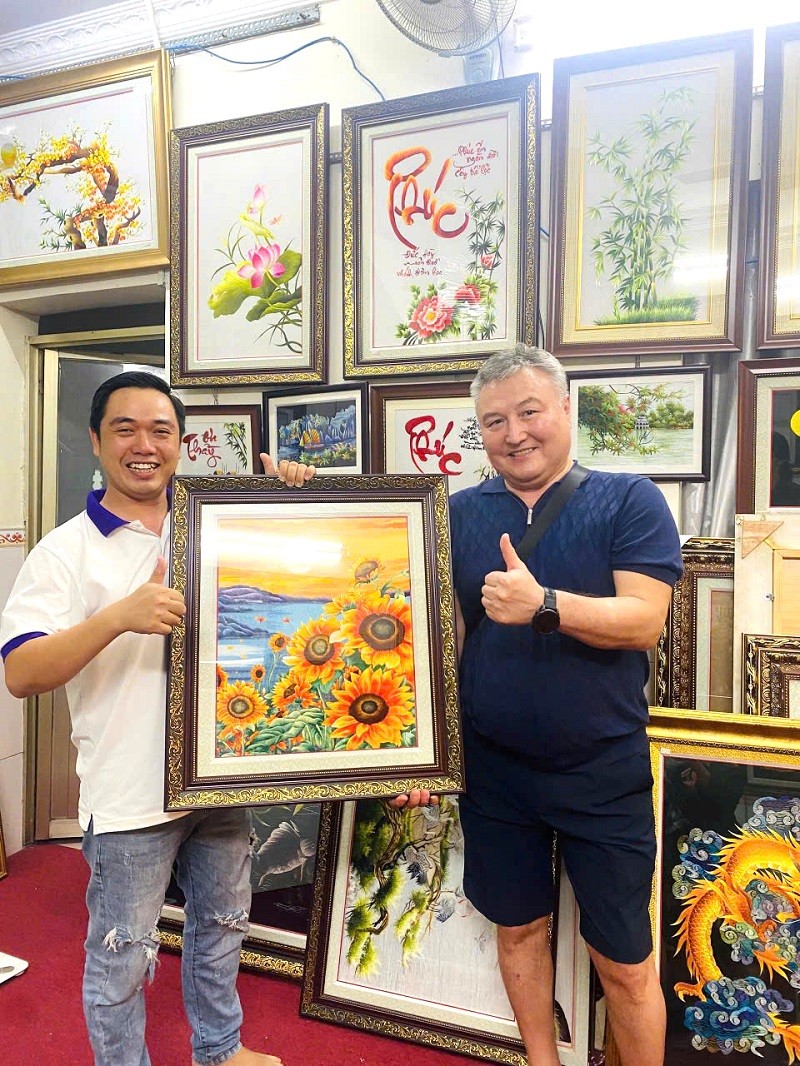 Anh Trần Quang Phúc chụp ảnh lưu niệm với khách hàng quốc tế