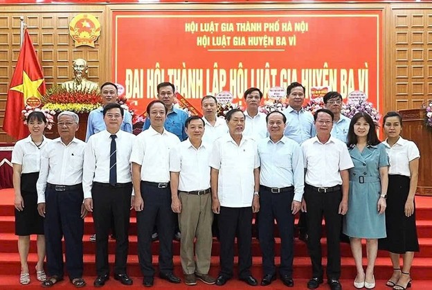 Luật gia Nguyễn Thành Sơn, Trưởng Phòng Tư Pháp,  Chủ tịch Hội Luật gia huyện Ba Vì.  Luật gia Nguyễn Thành Sơn, Trưởng Phòng Tư Pháp,  Chủ tịch Hội Luật gia huyện Ba Vì.