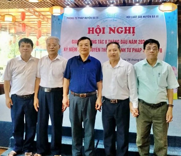 Luật gia Nguyễn Thành Sơn, Trưởng Phòng Tư Pháp,  Chủ tịch Hội Luật gia huyện Ba Vì.  Luật gia Nguyễn Thành Sơn, Trưởng Phòng Tư Pháp,  Chủ tịch Hội Luật gia huyện Ba Vì.