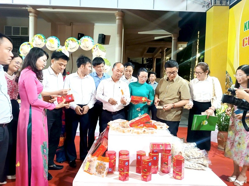 Đoàn lãnh đạo tham quan và trải nghiệm sản phẩm tại các gian hàng Đoàn lãnh đạo tham quan và trải nghiệm sản phẩm tại các gian hàng