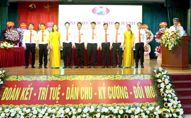 Lãnh đạo Huyện ủy-HĐND-UBND huyện Ứng Hòa tặng hoa chúc mừng  Đại hội Đảng bộ Bệnh viện Đa khoa Vân Đình Lãnh đạo Huyện ủy-HĐND-UBND huyện Ứng Hòa tặng hoa chúc mừng  Đại hội Đảng bộ Bệnh viện Đa khoa Vân Đình