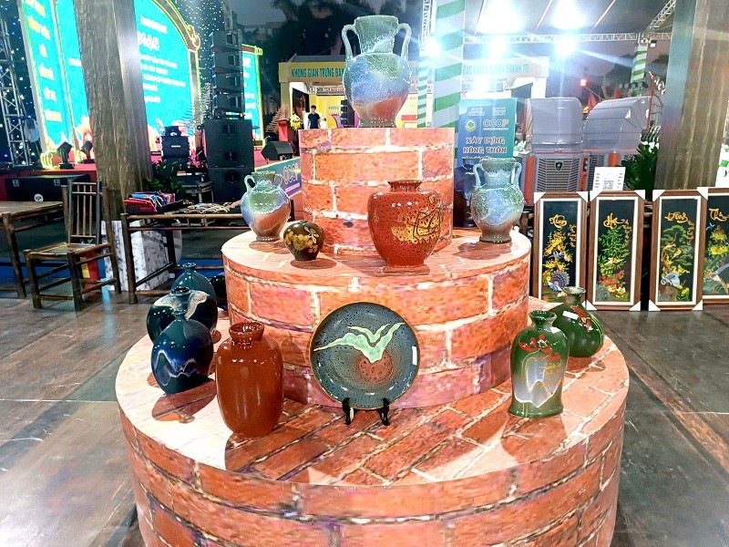 Một số gian hàng và khu trưng bày sản phẩm làng nghề  Một số gian hàng và khu trưng bày sản phẩm làng nghề