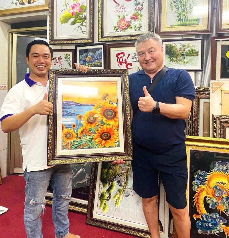 Người âm thầm dùng cây kim, sợi chỉ lưu giữ hồn cốt văn hóa Việt