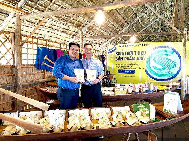 Ông Đoàn Văn Hóa, Giám đốc Công ty TNHH SumoFood Việt Nam (bên trái) tại buổi giới thiệu sản phẩm mới của HTX Du Lịch Nông Nghiệp Cồn Sơn