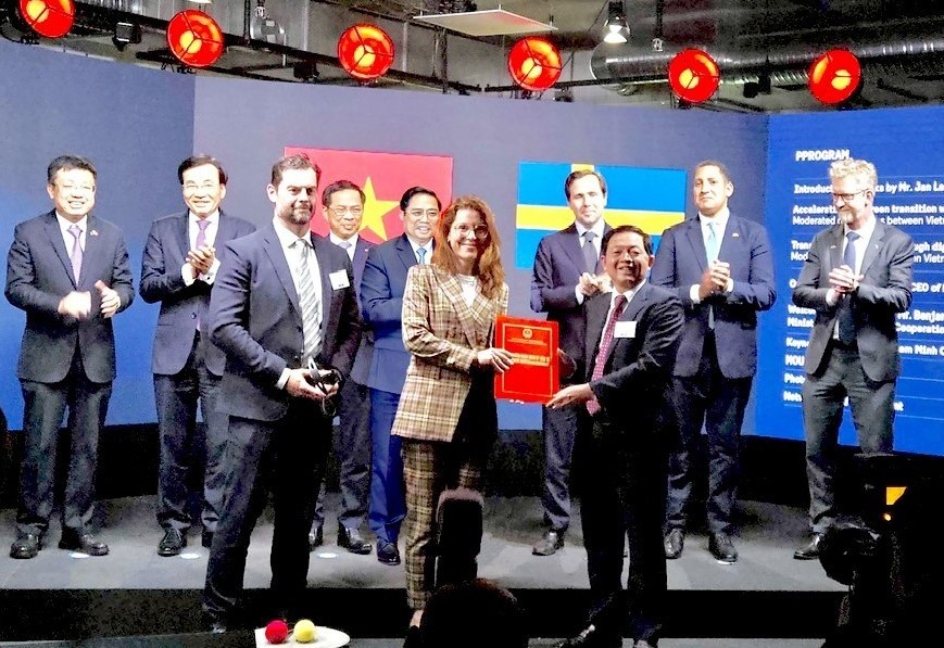 Bí thư Tỉnh ủy Bình Định trao Giấy chứng nhận đầu tư dự án 1 tỷ USD tại Thụy Điển