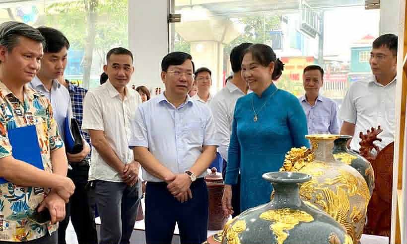 Khai mạc Triển lãm Chuyên đề các sản phẩm thủ công mỹ nghệ, ngành Gốm sứ - Sơn son thếp vàng năm 2025