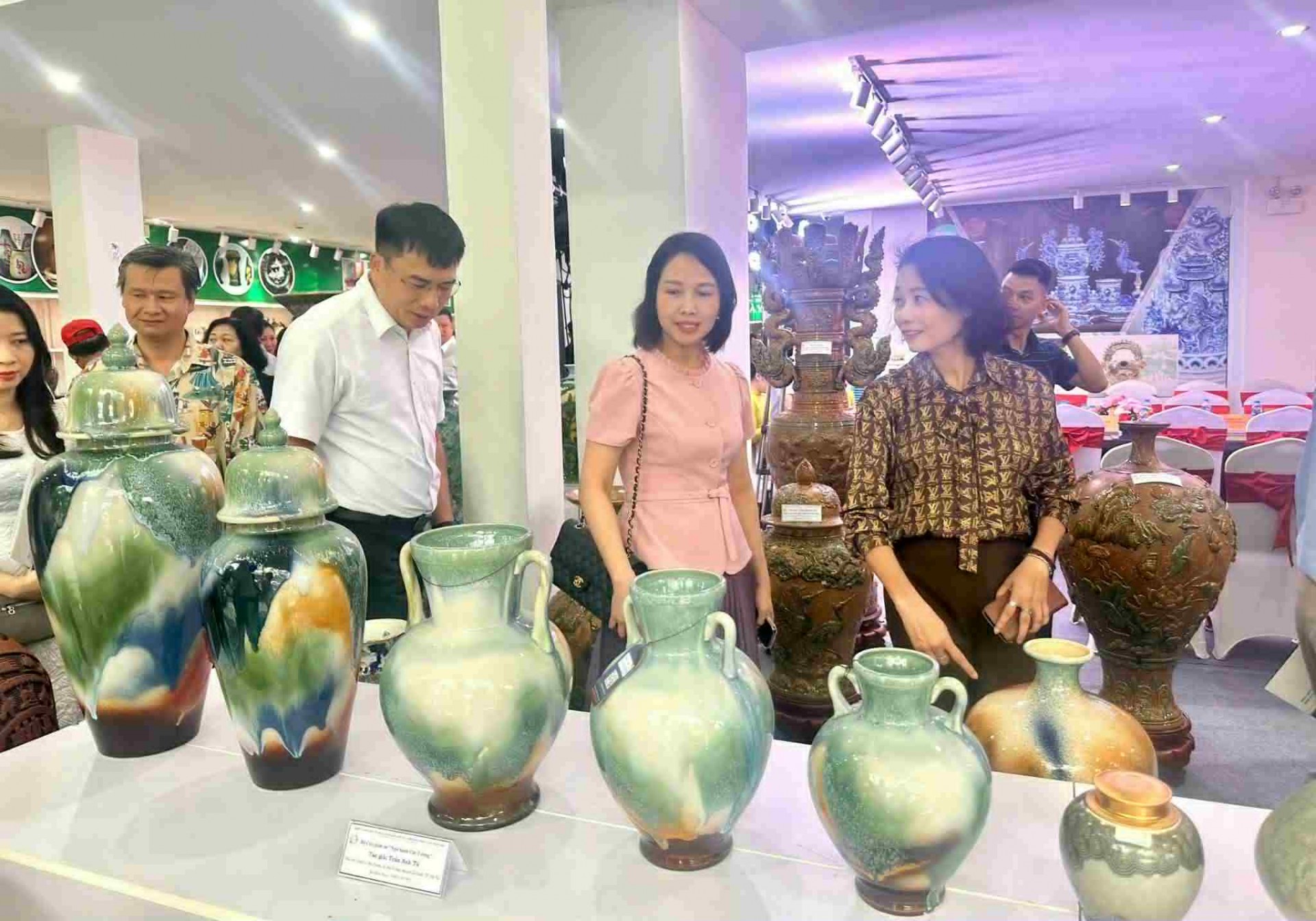 Khai mạc Triển lãm Chuyên đề các sản phẩm thủ công mỹ nghệ, ngành Gốm sứ - Sơn son thếp vàng năm 2025
